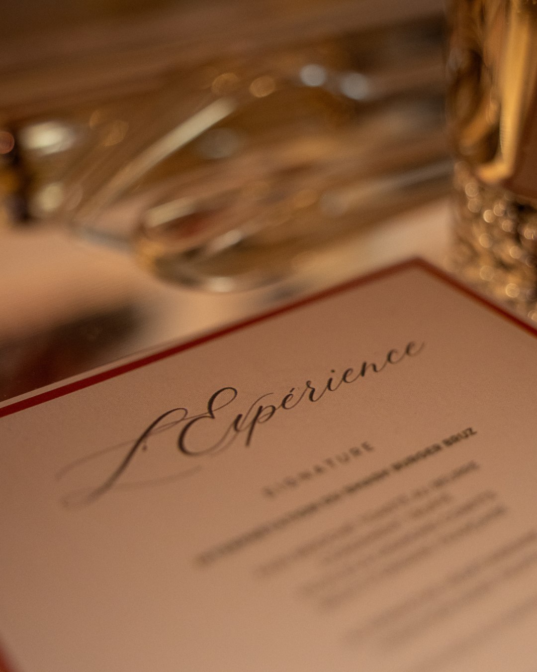 Le menu du dîner, portant le mot « L'Expérience » écrit à la main