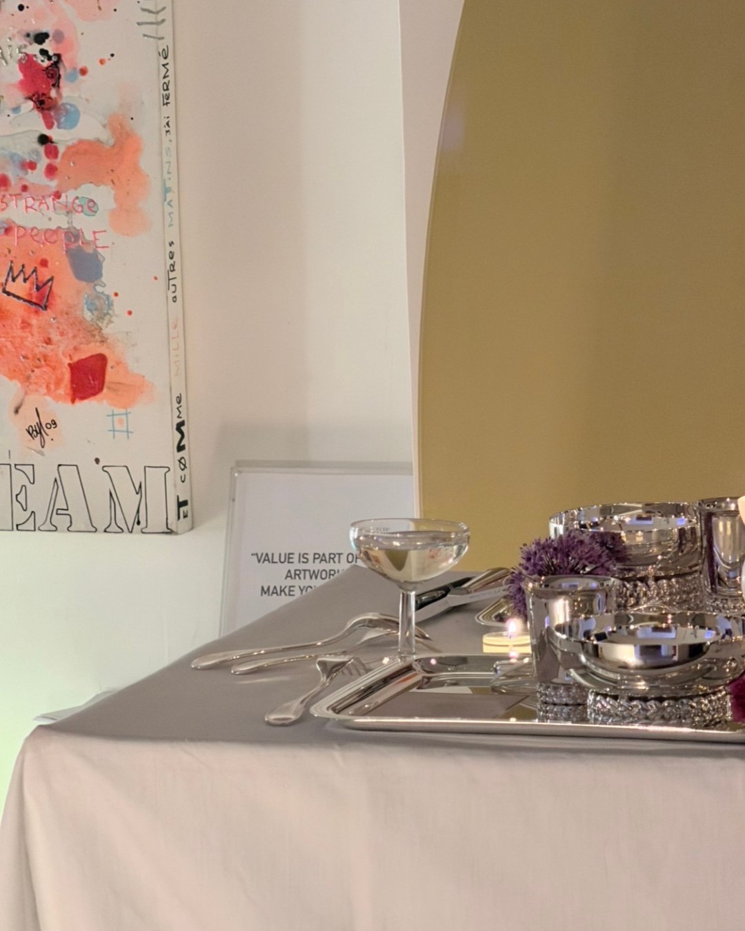 Amal Gallery — 28/30 et la table dressée en son centre