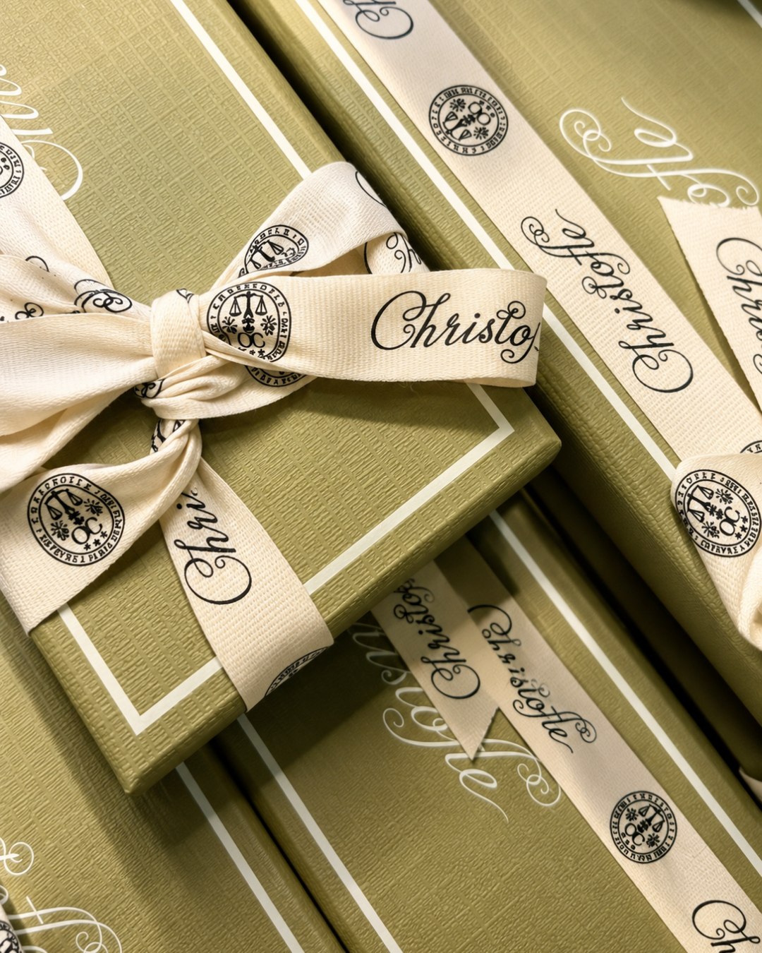 Les présents Christofle, coffrets noués de rubans