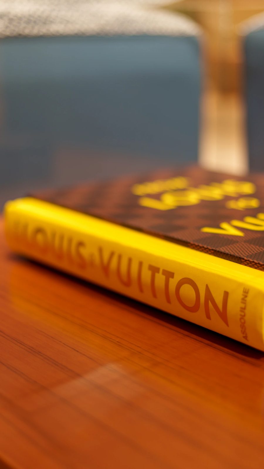 Un ouvrage relié consacré à Louis Vuitton, posé sur une table de bois