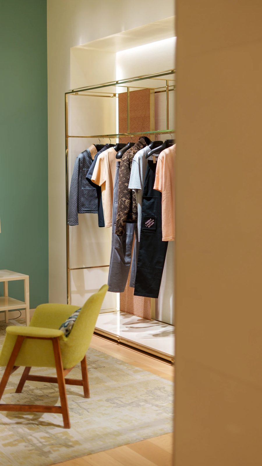 Conversation entre invitées devant les vitrines éclairées de la boutique Louis Vuitton de Lyon